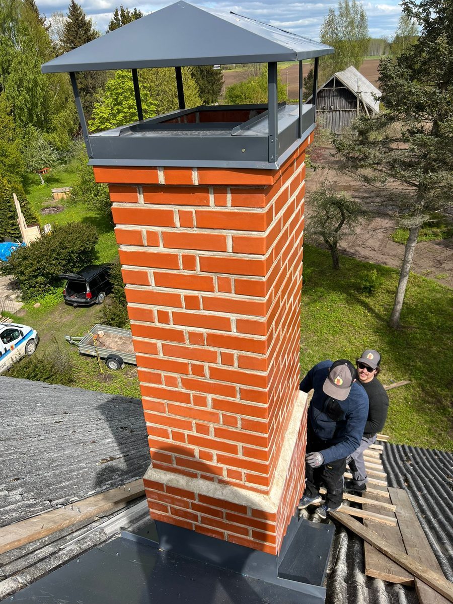 Pārmūrēts skurstenis ar jumtiņu